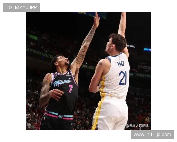 库里与巴特勒赛后交换球衣，互动温馨