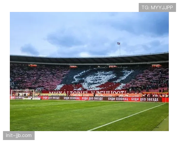 特写：转播镜头捕捉：圣西罗南看台巨型Tifo展示俱乐部历史上经典球衣赞助商Logo